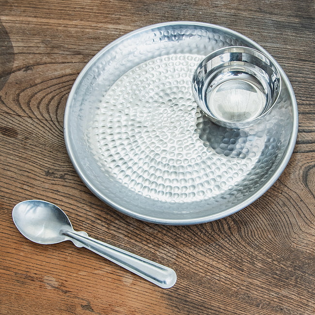 【4個セット】槌目仕上げのラウンドターリー アンティーク調のアルミ皿 中皿 直径：約19cm 4 - カレー小皿（直径9cm）とカレースプーンとのサイズ比較になります。