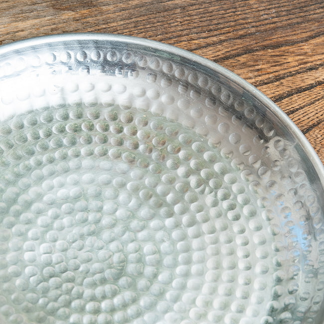 【2個セット】槌目仕上げのラウンドターリー アンティーク調のアルミ皿 カレーライスプレート 直径：約24cm 5 - 細かな槌目模様が素敵ですね。