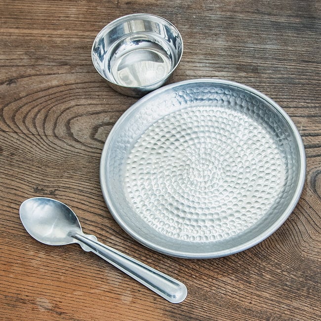 【4個セット】槌目仕上げのラウンドターリー アンティーク調のアルミ皿 カレーライスプレート 直径：約24cm 4 - カレー小皿（直径9cm）とカレースプーンとのサイズ比較になります。