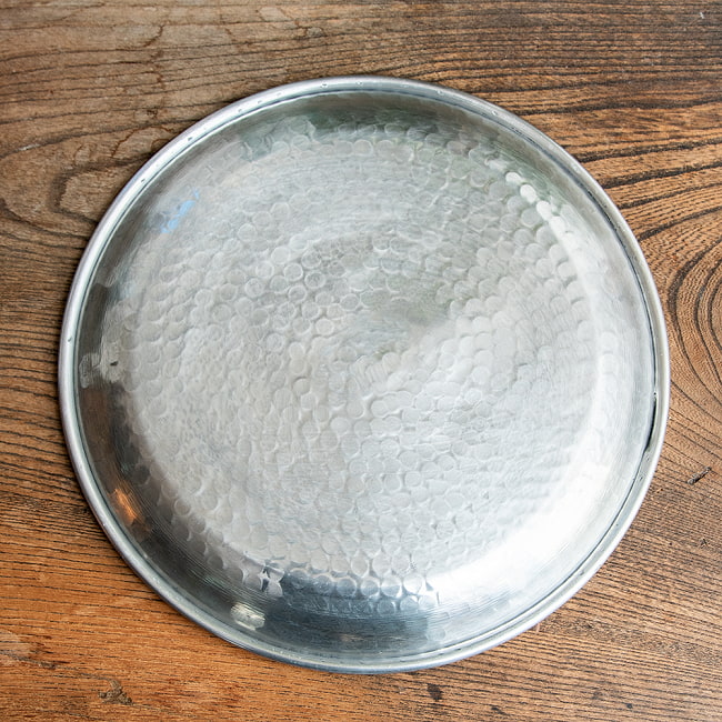 【4個セット】槌目仕上げのラウンドターリー アンティーク調のアルミ皿 カレーライスプレート 直径：約24cm 7 - 裏面です。軽くて取り回ししやすいお皿です。