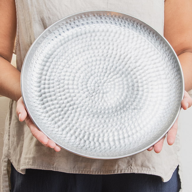 【2個セット】槌目仕上げのラウンドターリー アンティーク調のアルミ皿 ミールスターリー 直径:約31.5cm 3 - これくらいのサイズ感になります。