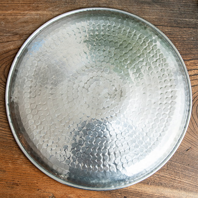 【2個セット】槌目仕上げのラウンドターリー アンティーク調のアルミ皿 ミールスターリー 直径:約31.5cm 7 - 裏面です。軽くて取り回ししやすいお皿です。