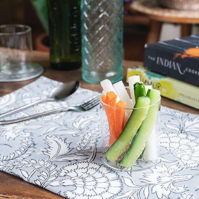 【3個セット】〔BOROSIL〕〔約205ml〕ボロシル ビジョン スクワットグラス 〔 スモールサイズ〕 VISION SMALL SQUAT GLASSES 〔並行輸入品〕 洗練されたモダンなデザ 10 - 野菜スティックを入れてみました