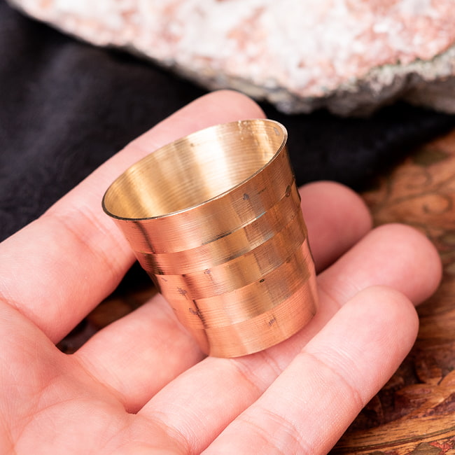 【3個セット】インドの礼拝用 ブラス製 プージャグラス カップ[約3.4cm×約3.6cm] 7 - このくらいのサイズ感になります。現地製品の為、若干の小キズ、欠け、変色等がございます。