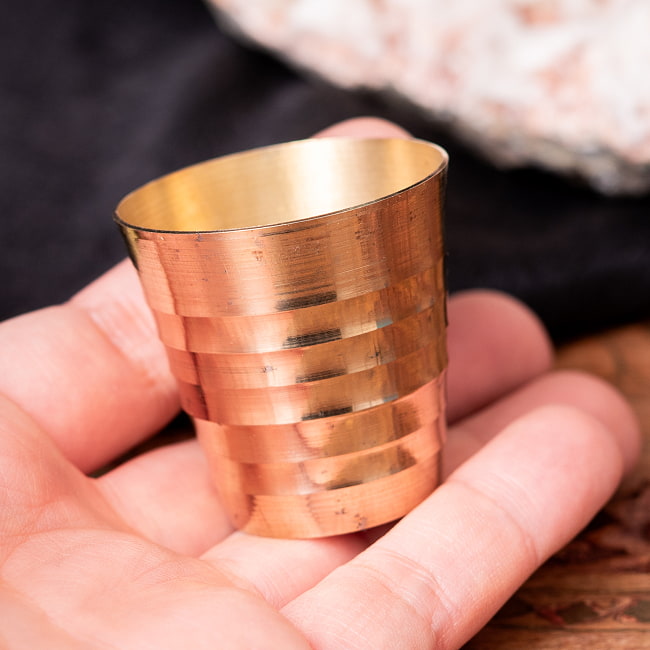 【3個セット】インドの礼拝用 ブラス製 プージャグラス カップ[約4cm×約4cm] 7 - このくらいのサイズ感になります。現地製品の為、若干の小キズ、欠け、変色等がございます。