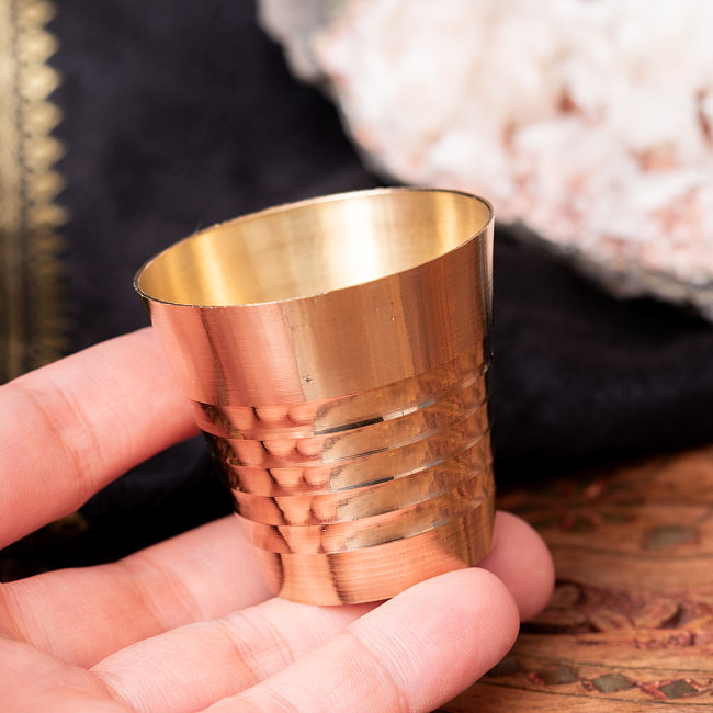 【3個セット】インドの礼拝用 ブラス製 プージャグラス カップ[約4.5cm×約4.8cm] 7 - このくらいのサイズ感になります。現地製品の為、若干の小キズ、欠け、変色等がございます。