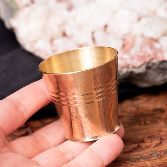 【3個セット】インドの礼拝用 ブラス製 プージャグラス カップ[約4.6cm×約4.9cm] 7 - このくらいのサイズ感になります。現地製品の為、若干の小キズ、欠け、変色等がございます。
