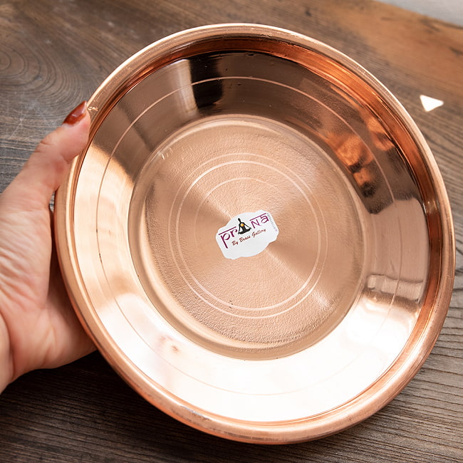 【3個セット】【祭壇用】銅仕上げカトリ（深皿）　【直径：約23.5cm】 8 - 手に持ってみました。