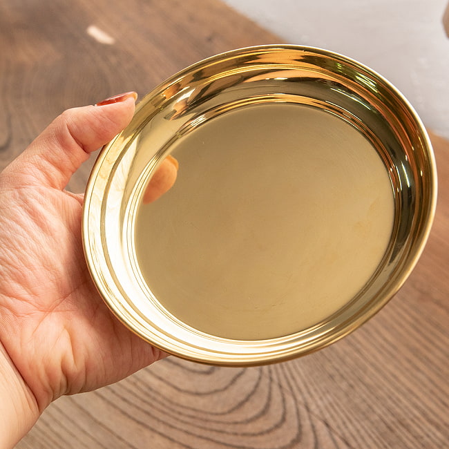 【6個セット】【祭壇用】ステンレス金メッキカトリ（中皿）　【直径：約13cm】 7 - 手に持ってみました。