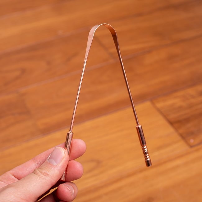 【2個セット】舌の掃除機　タン スクレーパー　本場インドの銅製　持ち手付きラージタイプ　アーユルヴェーダ式舌磨きへ 7 - このくらいのサイズ感になります