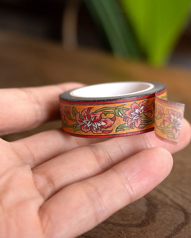 【6個セット】オレンジボーダー花柄-ティラキタオリジナル マスキングテープ 15mm x 10m 5 - サイズ比較のために、手に持ってみました