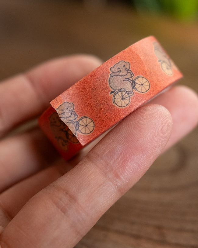 【6個セット】ちょっと目つきの悪い自転車ぞうさん-ティラキタオリジナル マスキングテープ 15mm x 10m 6 - サイズ比較のために、手に持ってみました