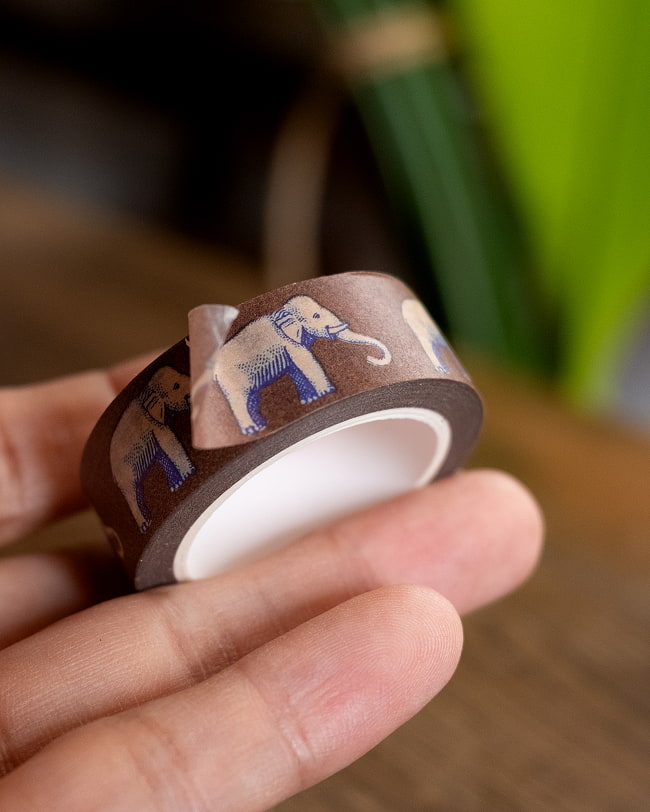 【6個セット】茶色のゾウさん-ティラキタオリジナル マスキングテープ 15mm x 10m 5 - サイズ比較のために、手に持ってみました