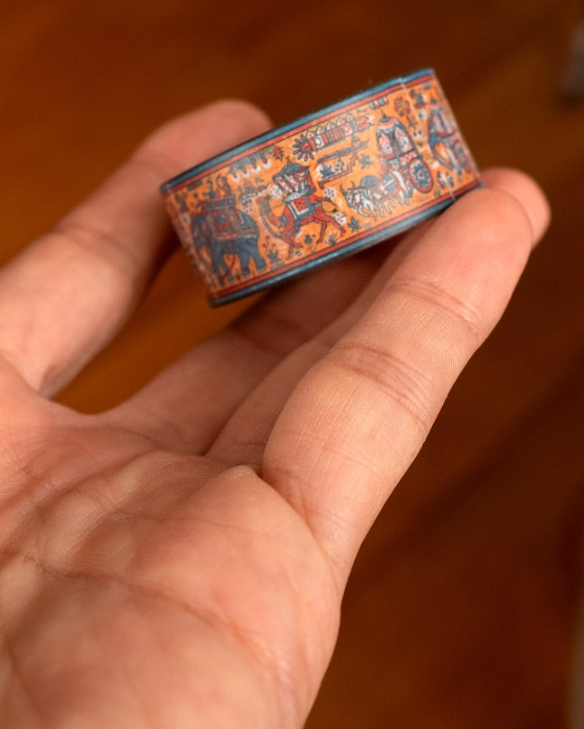 【6個セット】マハラジャの行進-ティラキタオリジナル マスキングテープ 20mm x 10m 5 - サイズ比較のために、手に持ってみました