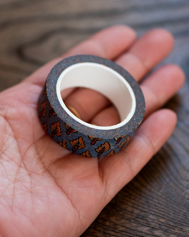 【6個セット】イエローツリー-ティラキタオリジナル マスキングテープ 15mm x 10m 6 - サイズ比較のために、手に持ってみました