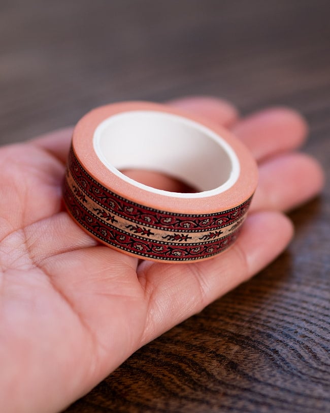 【6個セット】コットンボーダー-ティラキタオリジナル マスキングテープ 15mm x 10m 6 - サイズ比較のために、手に持ってみました