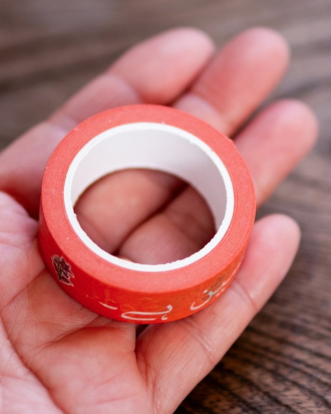 【6個セット】人生は美しい・夢を見よう-ティラキタオリジナル マスキングテープ 15mm x 10m 6 - サイズ比較のために、手に持ってみました