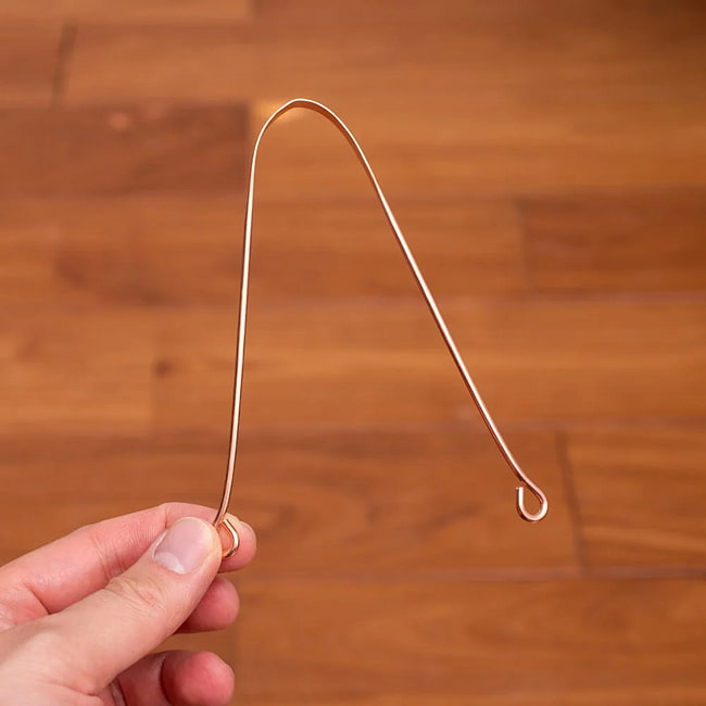 【3個セット】【贈り物にも 個包装対応】 舌の掃除機　タン スクレーパー　本場インドの銅製　ミディアムタイプ　アーユルヴェーダ式舌磨きへ 10 - 実際に手に持つとこのくらいのサイズになります