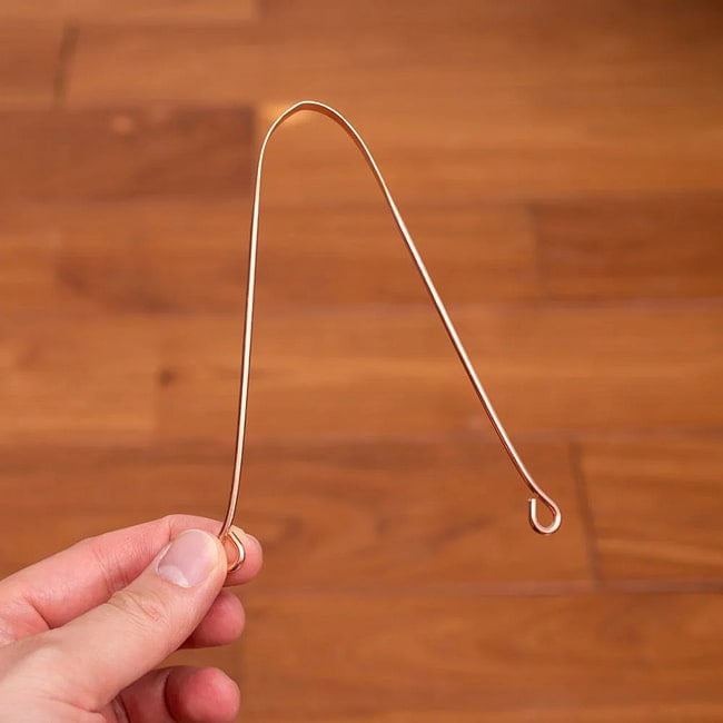 【5個セット】【贈り物にも 個包装対応】 舌の掃除機　タン スクレーパー　本場インドの銅製　ミディアムタイプ　アーユルヴェーダ式舌磨きへ 10 - 実際に手に持つとこのくらいのサイズになります