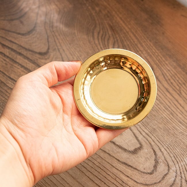 【6個セット】【祭壇用】ステンレス金メッキカトリ（ミニ皿）　【直径：約8cm】 7 - 手に持ってみました。