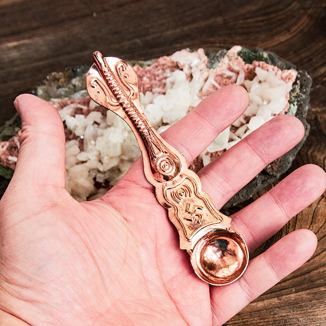 【6個セット】銅製 ナーガとヒンドゥシンボルの礼拝用スプーン 13cm 6 - 手に取るとこれくらいの大きさです。