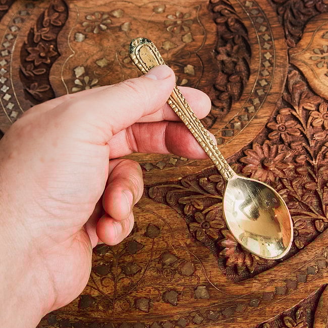 【6個セット】礼拝用 ブラススプーン 装飾付き 13.5cm 7 - 手に取るとこれくらいの大きさです。