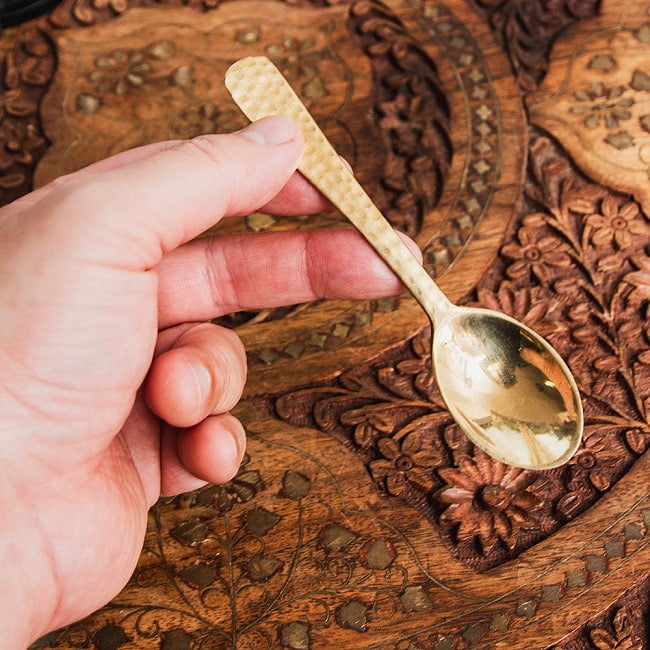 【6個セット】礼拝用 ブラススプーン 槌目 13.5cm 7 - 手に取るとこれくらいの大きさです。