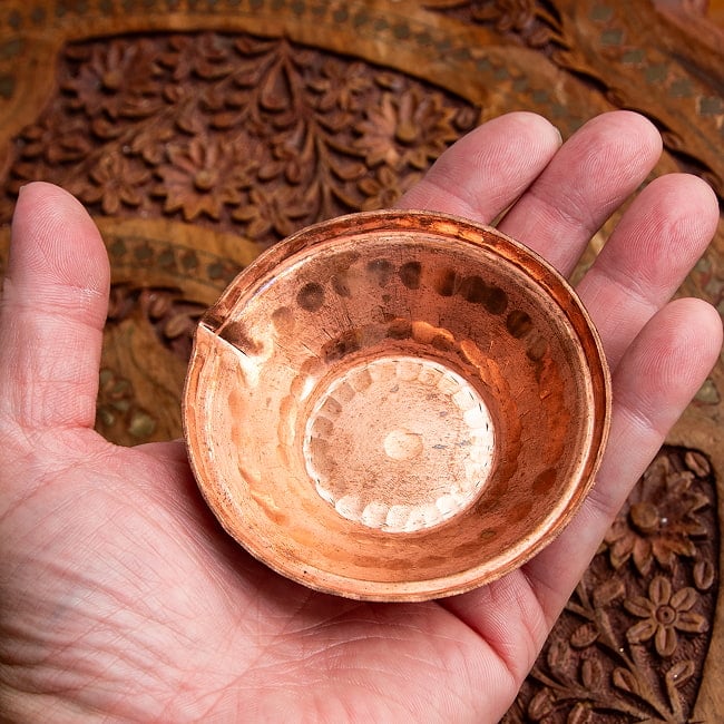 【3個セット】ディヤ Diya - ネパールの銅製 オイルランプ/小皿 直径7.5cm 7 - 手に取るとこれくらいのサイズ感です。
