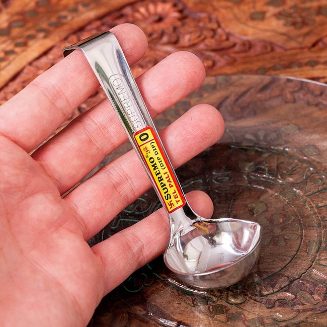 【12個セット】フック付き テルパリ インドの便利なミニレードル 約12ml ずっしり厚みのあるステンレス製　調味料をすくうのに便利 7 - このくらいのサイズ感です