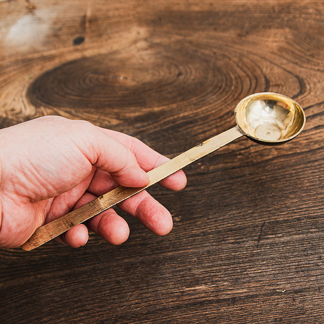 【12個セット】ネパールのブラス レードル お玉 約22.5cm 6 - これくらいのサイズ感になります。