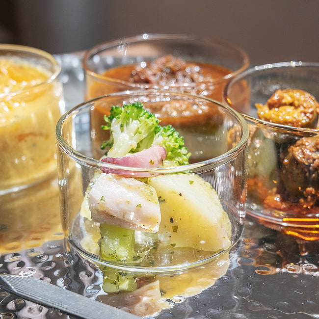 【3個セット】〔BOROSIL〕〔約105ml〕ボロシルのカトリ モダン・カレー小皿　SMALL KATORIES  〔並行輸入品〕 洗練されたモダンなデザイン 耐熱〔約3.9cm × 約6.4cm〕 16 - 透明なので側面からも照らされ、料理が明るく見えます