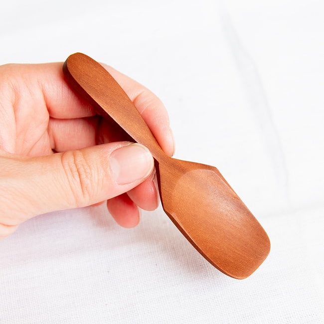 【6個セット】すくいやすいスコップ型！　天然木のアイスクリーム ミニ スプーン  6 - 持ってみた感じです。