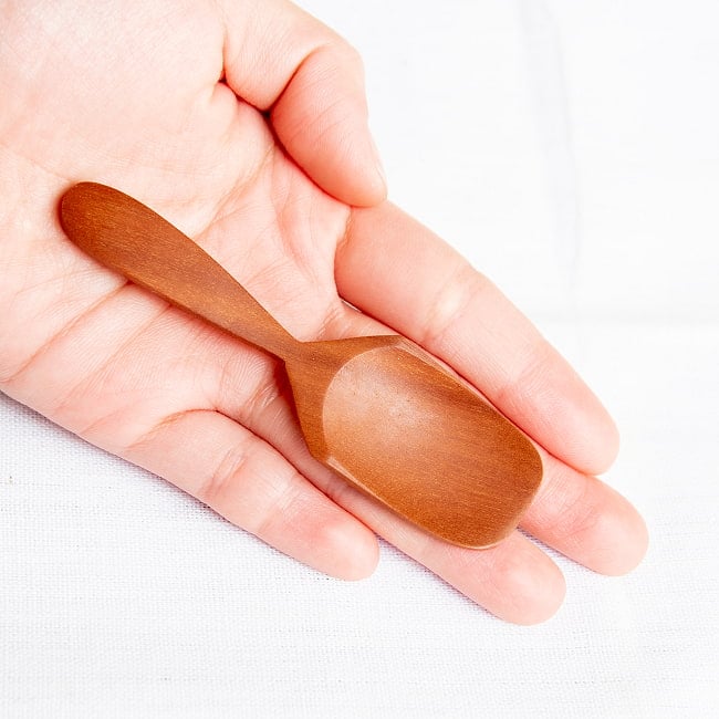 【6個セット】すくいやすいスコップ型！　天然木のアイスクリーム ミニ スプーン  7 - サイズ感の参考に、手のひらに載せてみました。