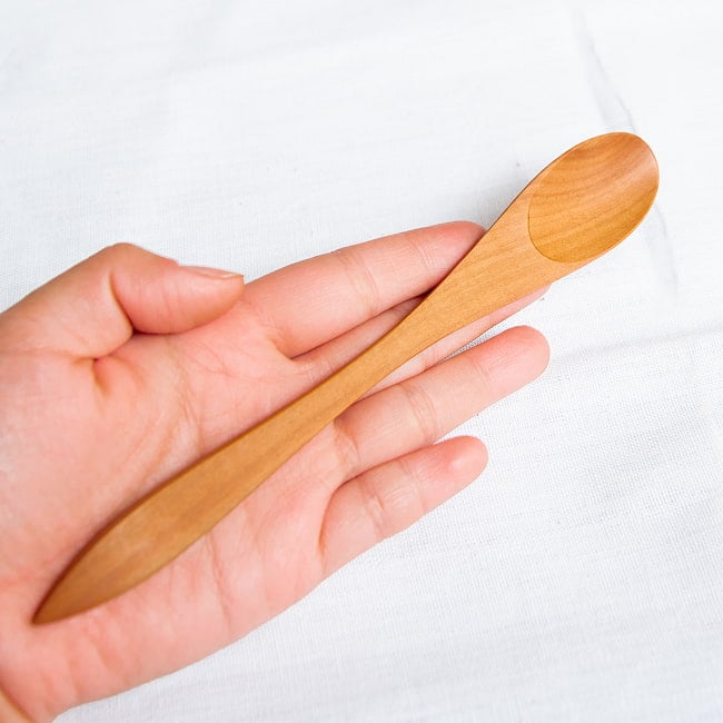 【6個セット】ヘラにもスプーンにも！天然木のフラットスプーン 10 - サイズ感の参考に、手のひらに載せてみました。