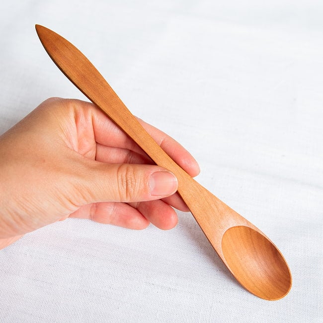 【6個セット】ヘラにもスプーンにも！天然木のフラットスプーン 9 - 持ってみた感じです。