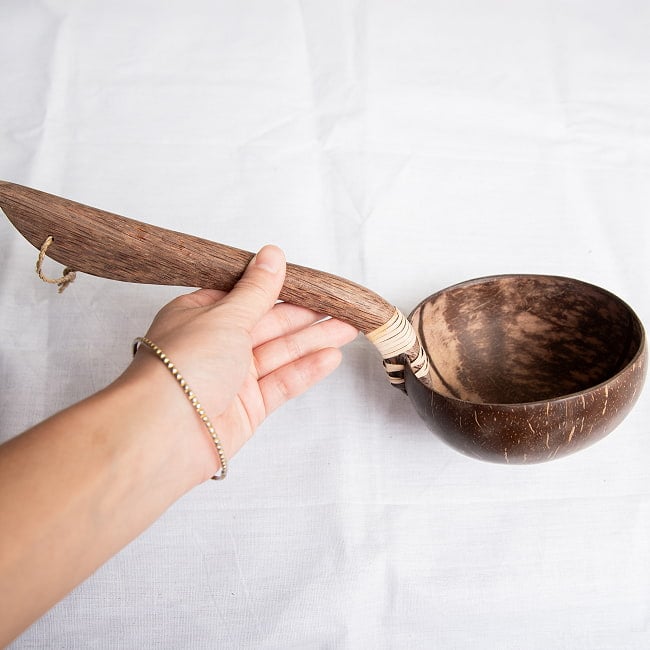 【6個セット】ココナッツの大きなお玉　持ち手斜めタイプ 8 - 手に持ってみた感じです。