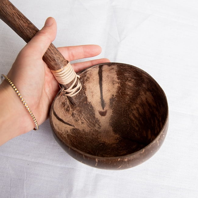 【6個セット】ココナッツの大きなお玉　持ち手斜めタイプ 9 - お玉部分はたっぷり入るサイズ感。大きめの味噌汁椀くらいあります。