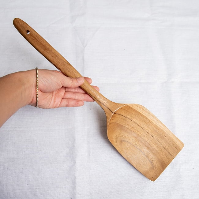 【6個セット】大鍋でもしっかり混ぜられる 天然木のワイドヘラ 8 - 手に持ってみた感じです。