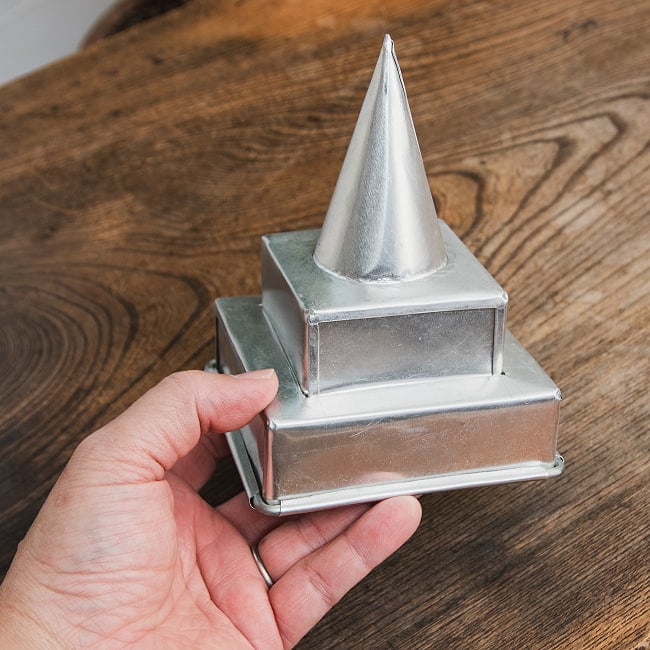 【6個セット】ナシ・トゥンペンの型 インドネシアのお祝いご飯 高さ：14cm 8 - これくらいのサイズ感になります。