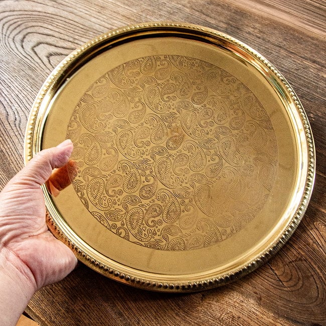 【3個セット】ペイズリー模様が美しい　金色のブラス製ラウンドトレイ 27.5cm 6 - これくらいのサイズ感になります。