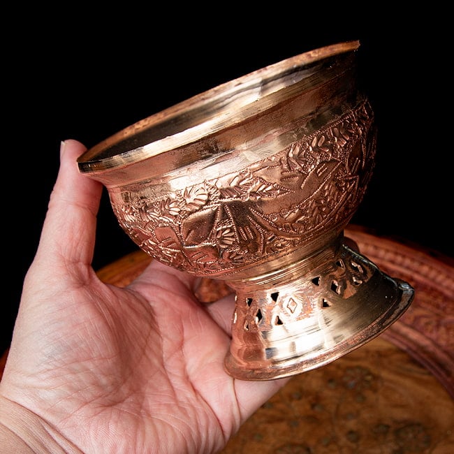 【6個セット】カシミールの重厚な精細彫金 脚付ボウル 高さ：11cm程度 7 - これくらいのサイズ感になります。