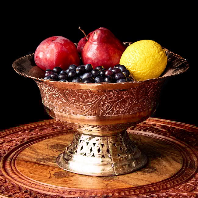 【6個セット】カシミールの重厚な精細彫金 大型 脚付きボウル 直径23cm 10 - 果物バスケットとしての使用例です。