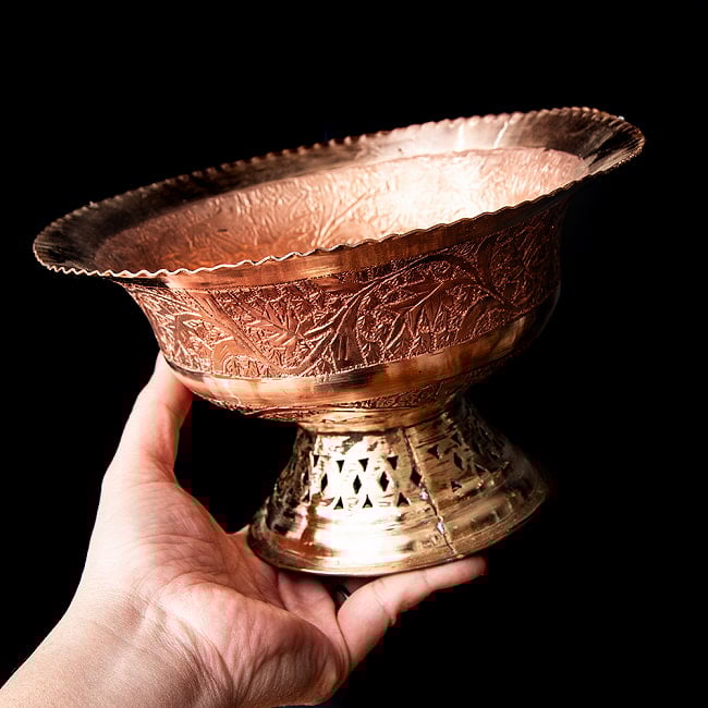 【6個セット】カシミールの重厚な精細彫金 大型 脚付きボウル 直径23cm 9 - 手に取るとこれくらいのサイズ感です。