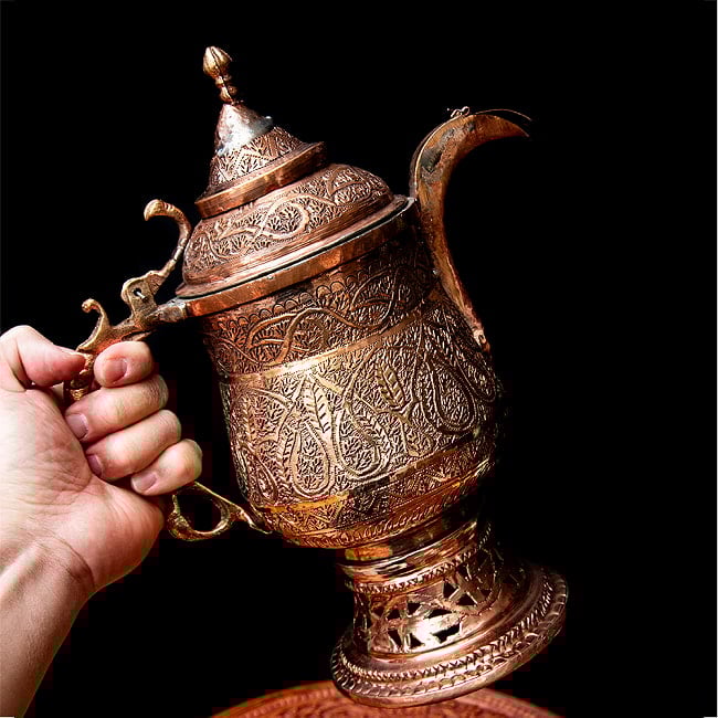 【6個セット】カシミールの重厚な精細彫金 カシミリ サモワール 「カワ」を沸かして楽しむ道具 高さ：30.5cm程度 14 - これくらいのサイズ感になります。