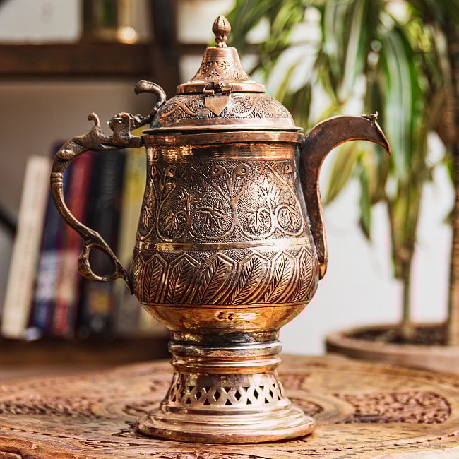 【6個セット】カシミールの重厚な精細彫金 カシミリ サモワール 「カワ」を沸かして楽しむ道具 高さ：30.5cm程度 2 - カシミール地方独特のアイテム、サモワールです。