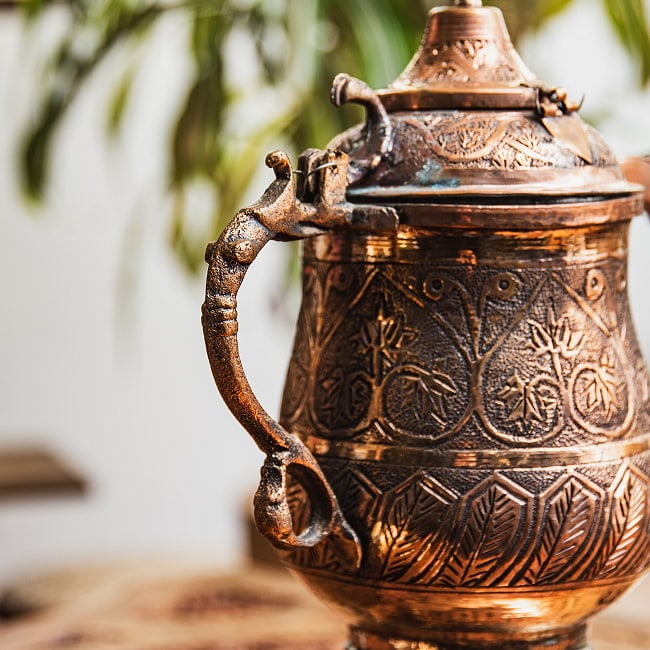 【6個セット】カシミールの重厚な精細彫金 カシミリ サモワール 「カワ」を沸かして楽しむ道具 高さ：30.5cm程度 6 - 持ちての部分です。蝶番などは釘を曲げて留めている、現地仕様です。