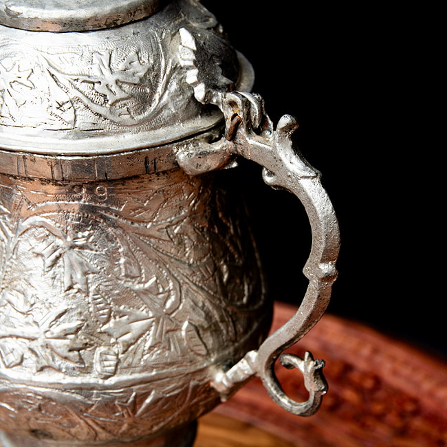 【6個セット】カシミールの重厚な精細彫金 カシミリ サモワール 「カワ」を沸かして楽しむ道具 高さ:27cm程度 7 - 持ちての部分です。蝶番などは釘を曲げて留めている、現地仕様です。