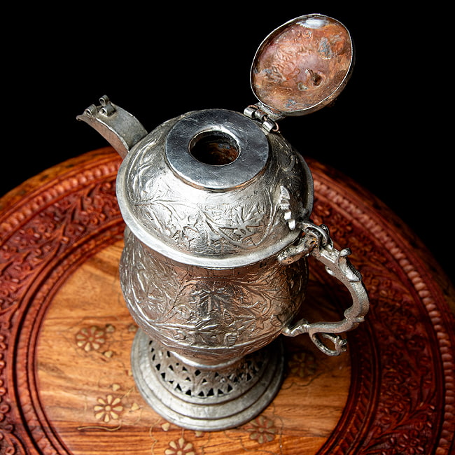 【6個セット】カシミールの重厚な精細彫金 カシミリ サモワール 「カワ」を沸かして楽しむ道具 高さ:27cm程度 8 - 炭入れの蓋を開いてみました。