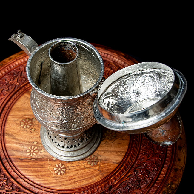 【6個セット】カシミールの重厚な精細彫金 カシミリ サモワール 「カワ」を沸かして楽しむ道具 高さ:27cm程度 9 - 更に蓋を開いてみました。中央の円筒に炭などを入れて温めます。