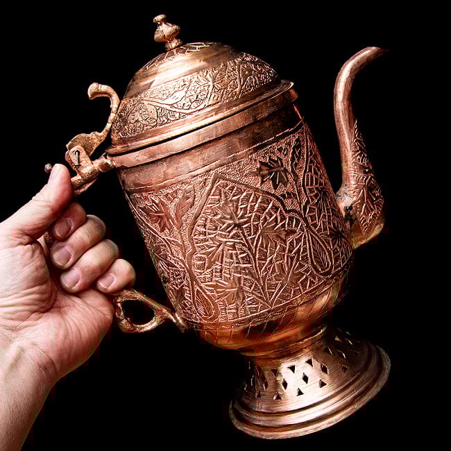 【6個セット】カシミールの重厚な精細彫金 水差し 銅仕上げ 高さ：29.5cm程度 12 - これくらいのサイズ感になります。